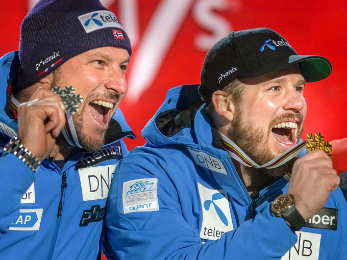 Verdensmester Kjetil Jansrud og Aksel Lund Svindal viser frem gull- og sølvmedaljen etter utfor for menn under VM i alpint i Åre lørdag. Foto: Cornelius Poppe / NTB scanpix